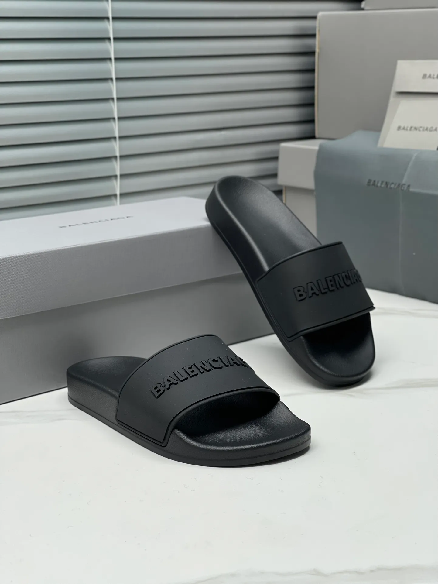 👟👟Ex-factory price 240👟👟 Women's Shoes Women's Clothing Balenciaga 2023 trendy slippers!  Balenciaga Political Campaign Latest Abrasive Development!  A favorite of European and American ladies, celebrities, and Internet celebrity girls. Exquisite uppers are hand-sewn and threaded. They are fluffy and soft, skin-friendly and soft, a must-have for summer. Fashionable but not overly ostentatious. Original natural rubber non-slip and wear-resistant sole. Size 35-40, 39-45 matching counter latest original packaging.